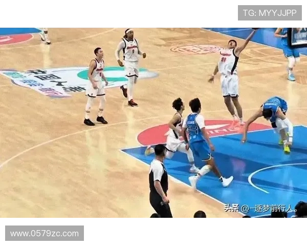 曾凡博首秀砍18分 徐杰不幸伤退